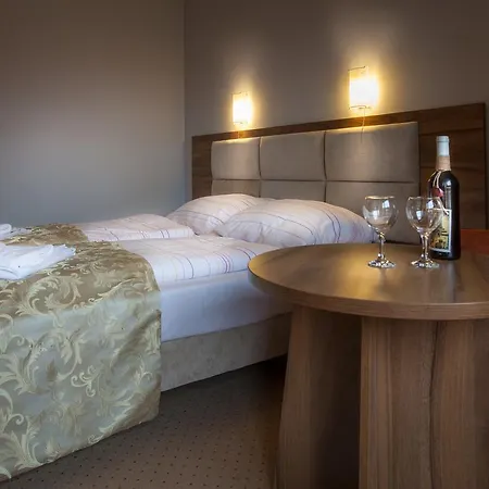 Trzy Sosny Hotel 2*