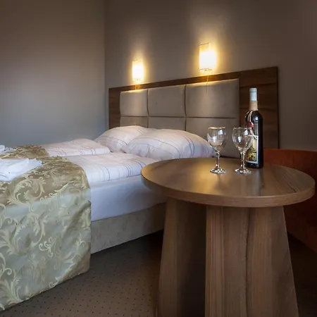 Hotel Trzy Sosny 2*